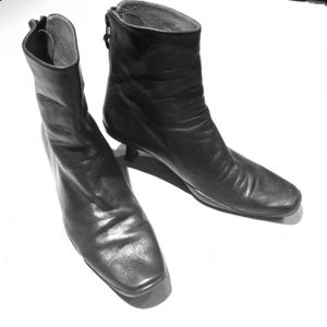 Stuart Weitzman kitten heel boots